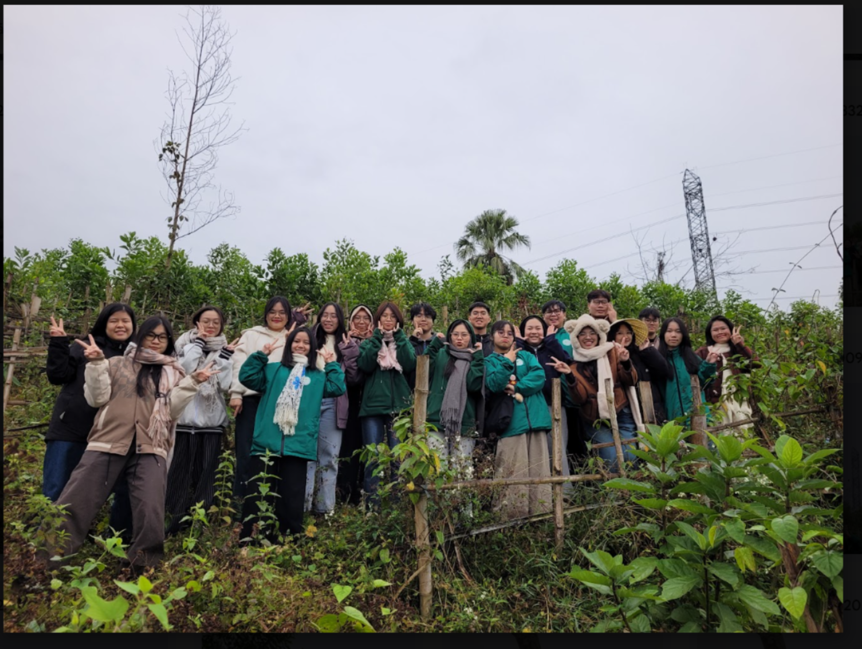 Nhóm du khách tham quan vườn cây tại Yên Trạch
