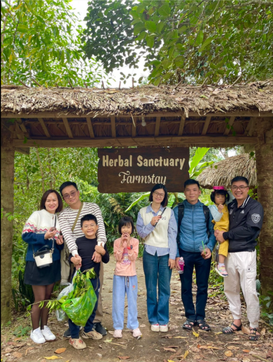 Gia đình ghé thăm Yên Trạch Farmstay
