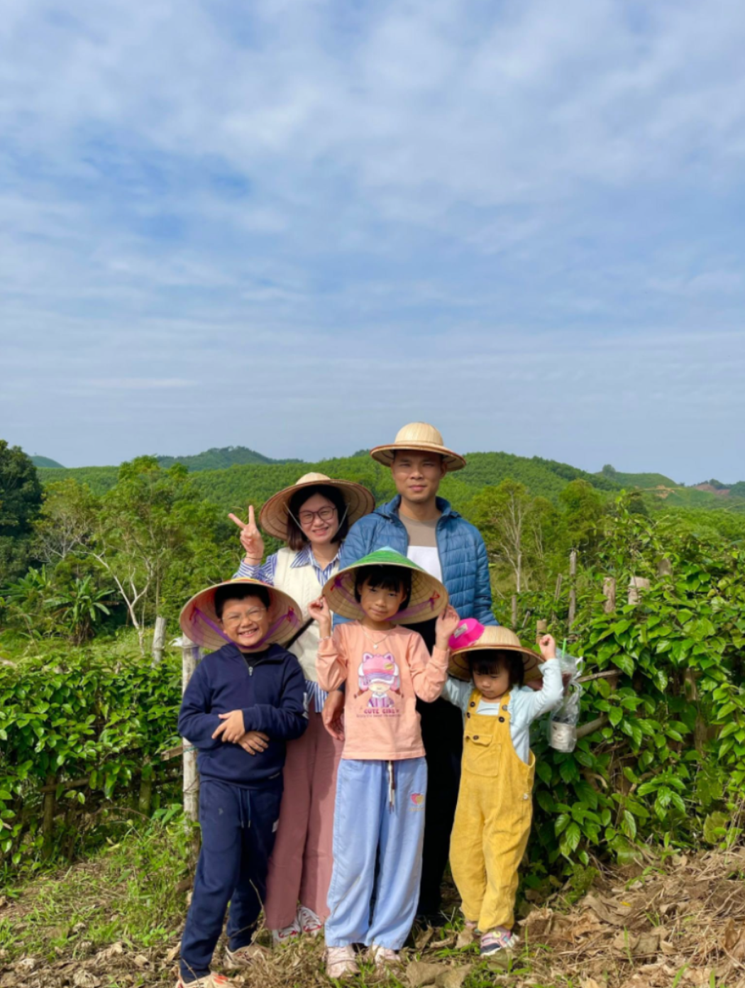 Gia đình dạo bước trong vườn cây