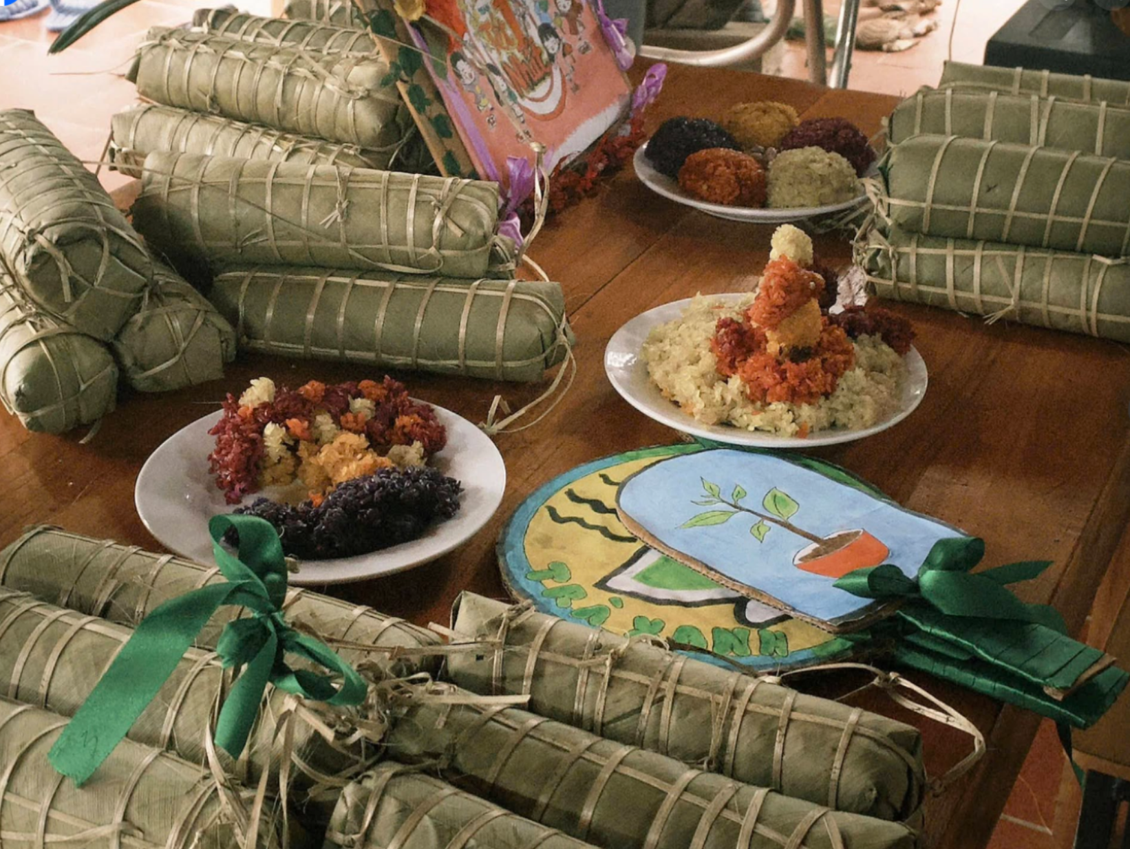 Mâm xôi ngũ sắc và bánh địa phương