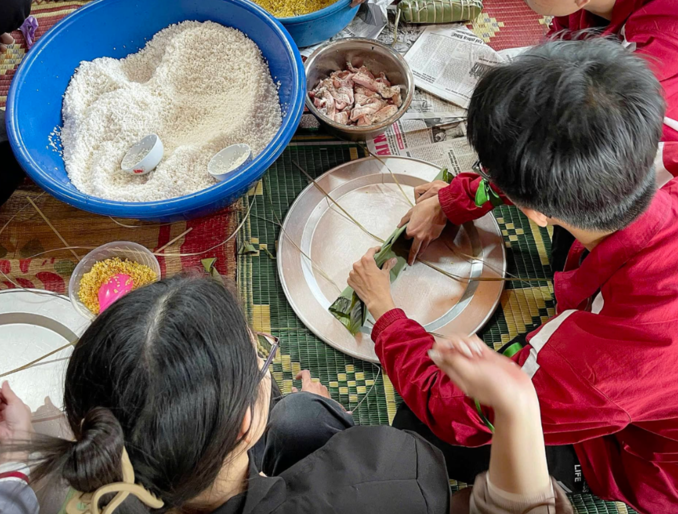 Đôi tay gói món ăn bằng lá trong workshop ẩm thực